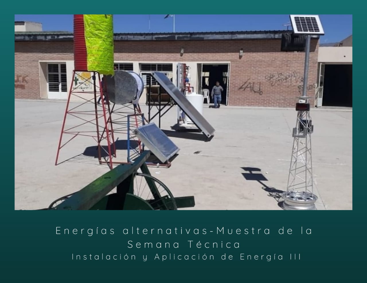 Estudiantes trabajando en Electromec&aacute;nica